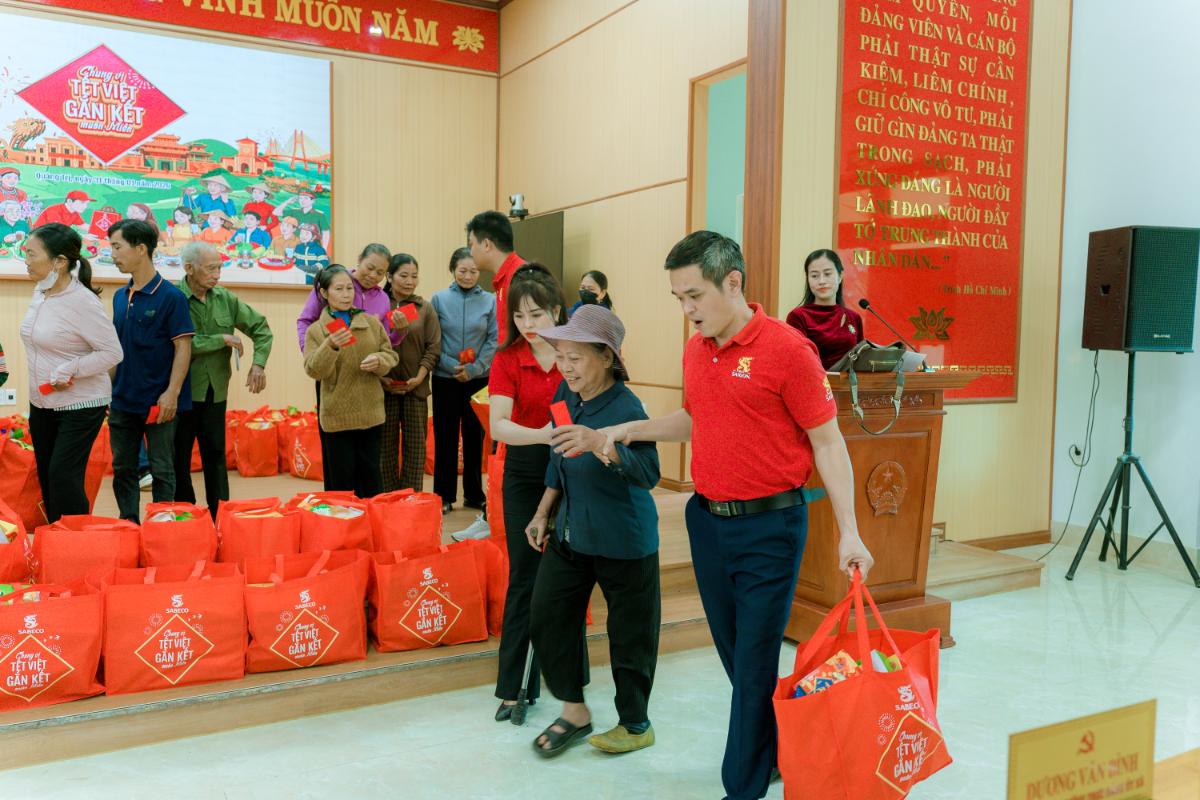Người Dân Xã Cam Hồng (quảng Trị) Nhận Những Phần Quà Mang Thông điệp Chung Vị Tết Việt Từ Sabeco (3)