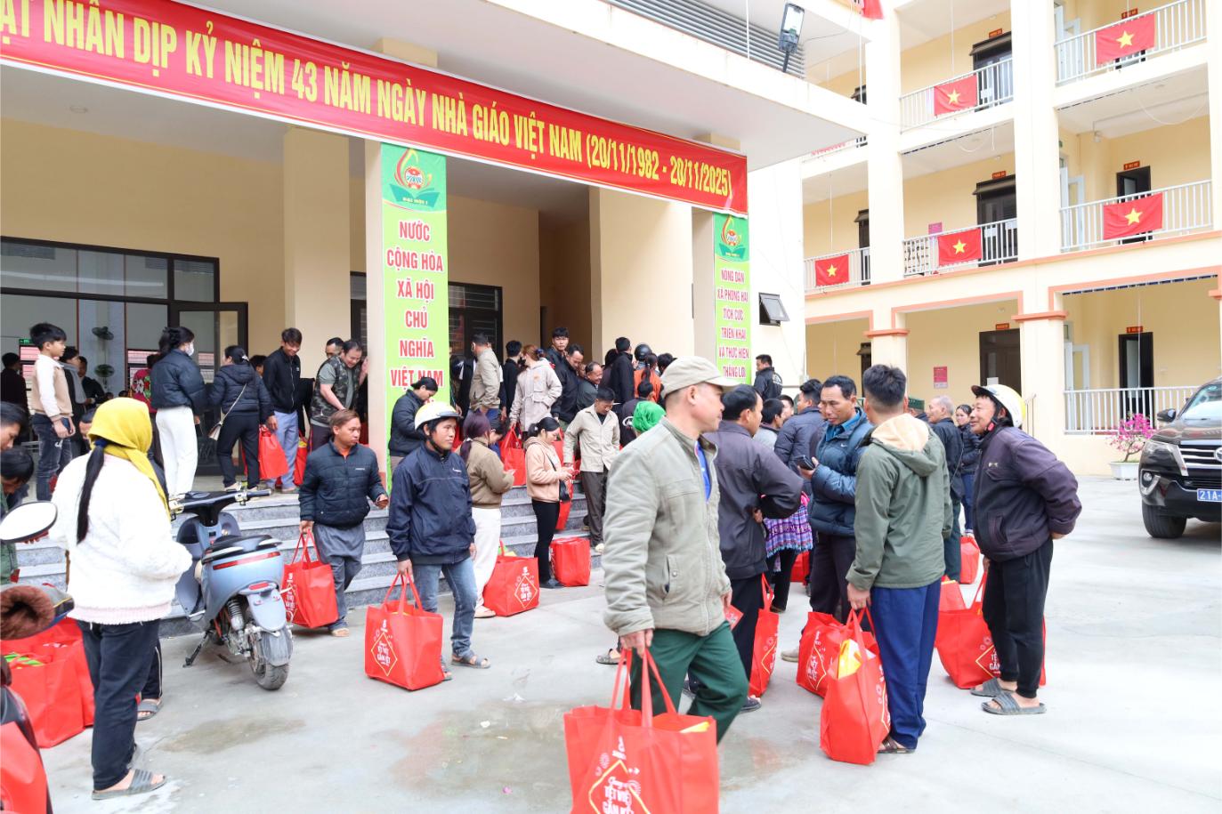 Sabeco Trao 900 Phần Quà Mang Thông điệp “chung Vị Tết Việt” Cho Các Hộ Gia đình Có Hoàn Cảnh Khó Khăn Ở Tỉnh Lào Cai & Tuyên Quang