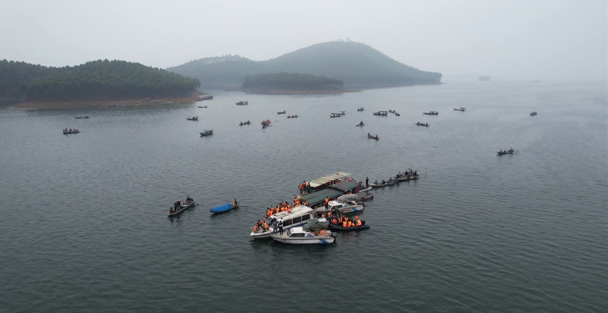 Khởi tố, bắt tạm giam lái tàu trong vụ chìm tàu trên hồ Thác Bà Khởi tố, bắt tạm giam lái tàu trong vụ chìm tàu trên hồ Thác Bà