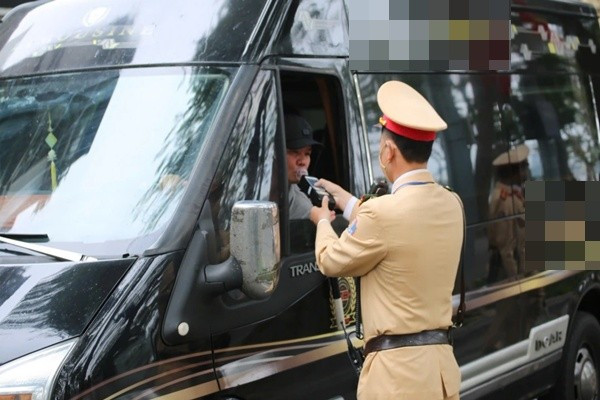 Mùng 4 Tết, xử lý gần 3.500 trường hợp vi phạm nồng độ cồn Mùng 4 Tết, xử lý gần 3.500 trường hợp vi phạm nồng độ cồn