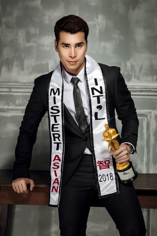 Nhieu Khan Gia Nhan Ra Dien Vien Hoang Phi Kha Khi Di Dan To Roi O My 9