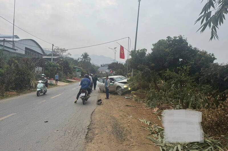 Ô tô vào cua mất lái va chạm với xe máy, 1 người tử vong ở Sơn La Ô tô vào cua mất lái va chạm với xe máy, 1 người tử vong ở Sơn La