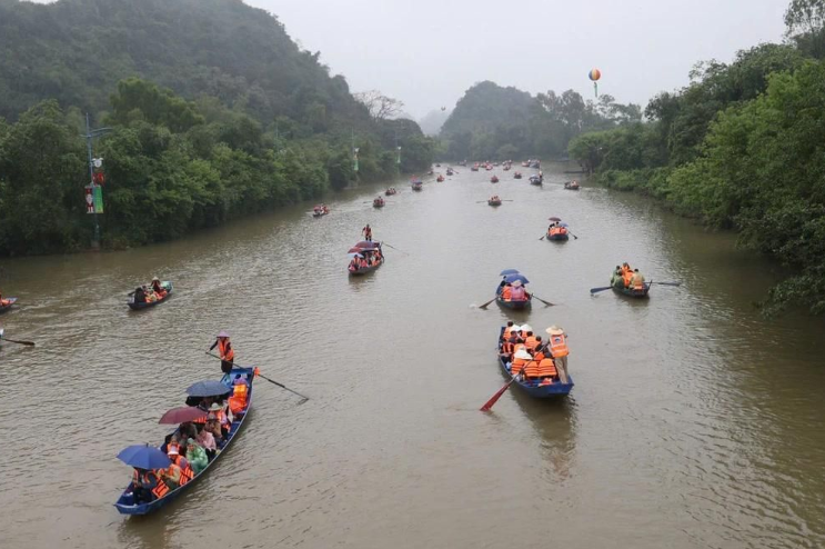 Xu Phat Lai Do Bi To Voi Tien Khach Tai Le Hoi Chua Huong 2