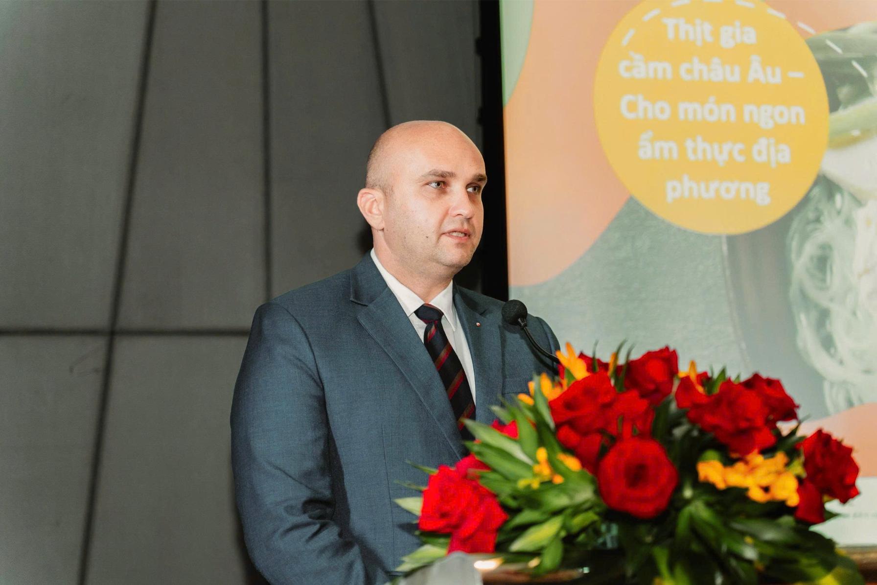 Ong Wojciech Kusak – Tham Tan Chinh Tri Va Kinh Te Tai Dai Su Quan Ba Lan Tai Viet Nam 3