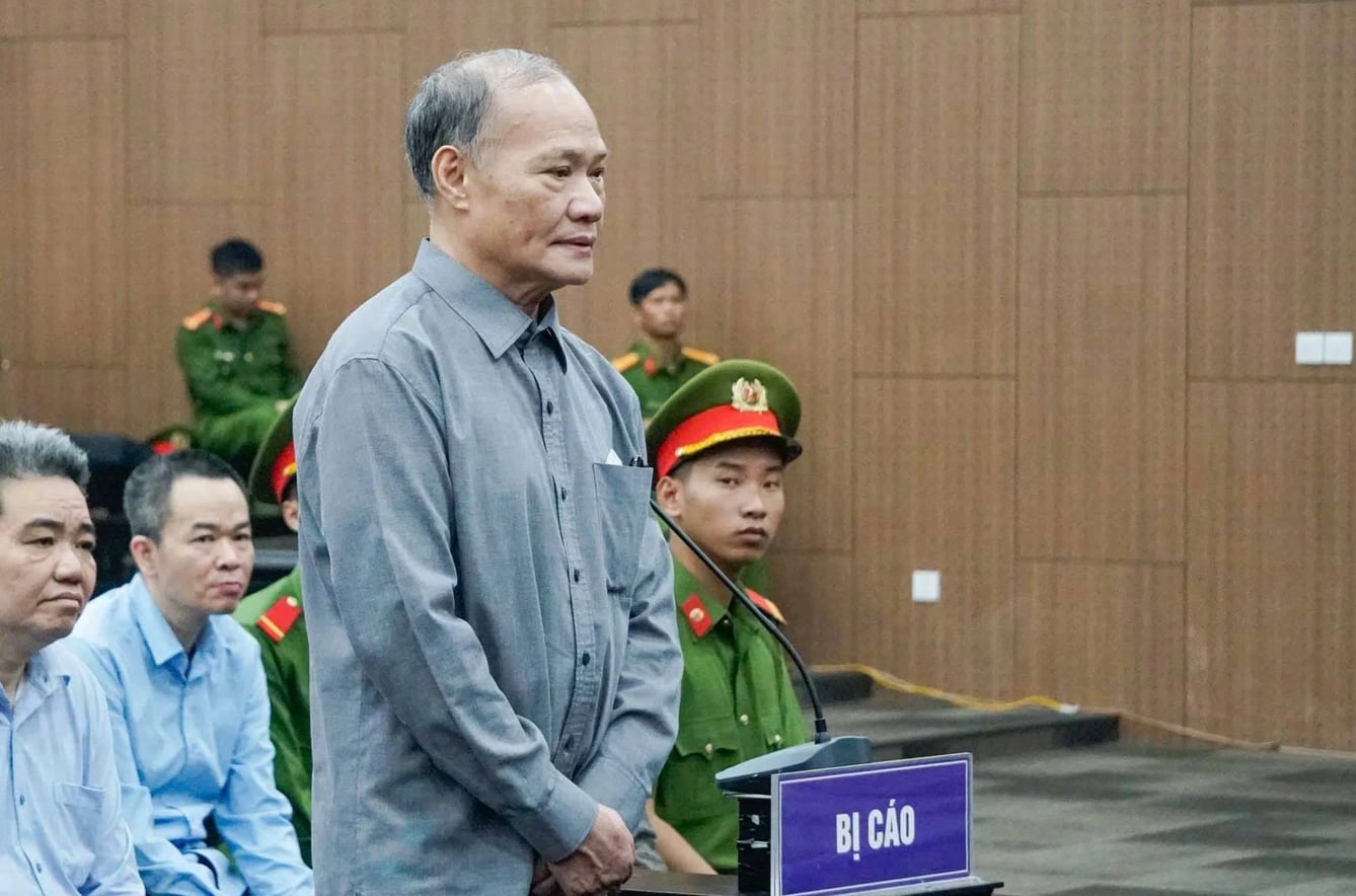 Cuu Thu Truong Hoang Van Thang Nhan Qua Cam On 200 000 Usd Tu Doanh Nghiep 1