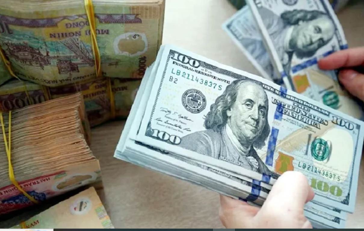 Gia Usd Tu Do Tang Manh Sat Moc 27 400 Dong 1