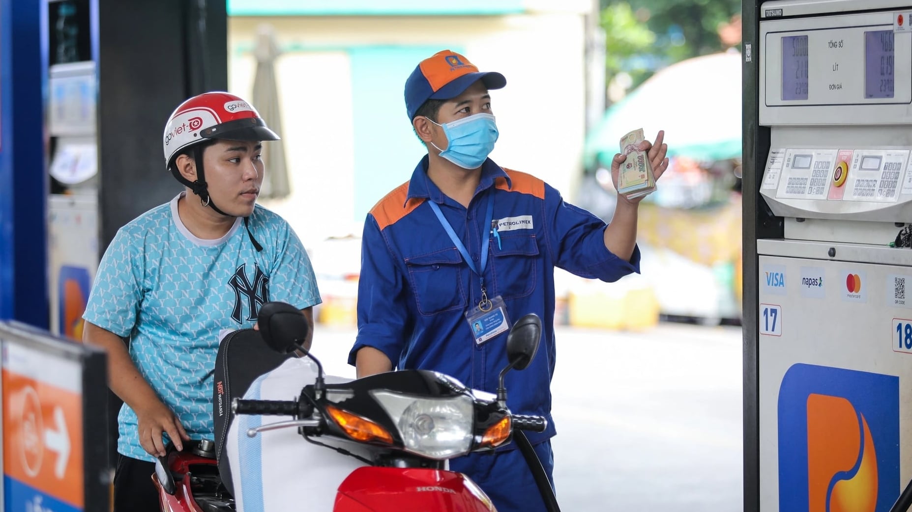 Gia Xang Tang Hon 5 100 Dong Dau Hoa Tang Gan 8 000 Dong 1