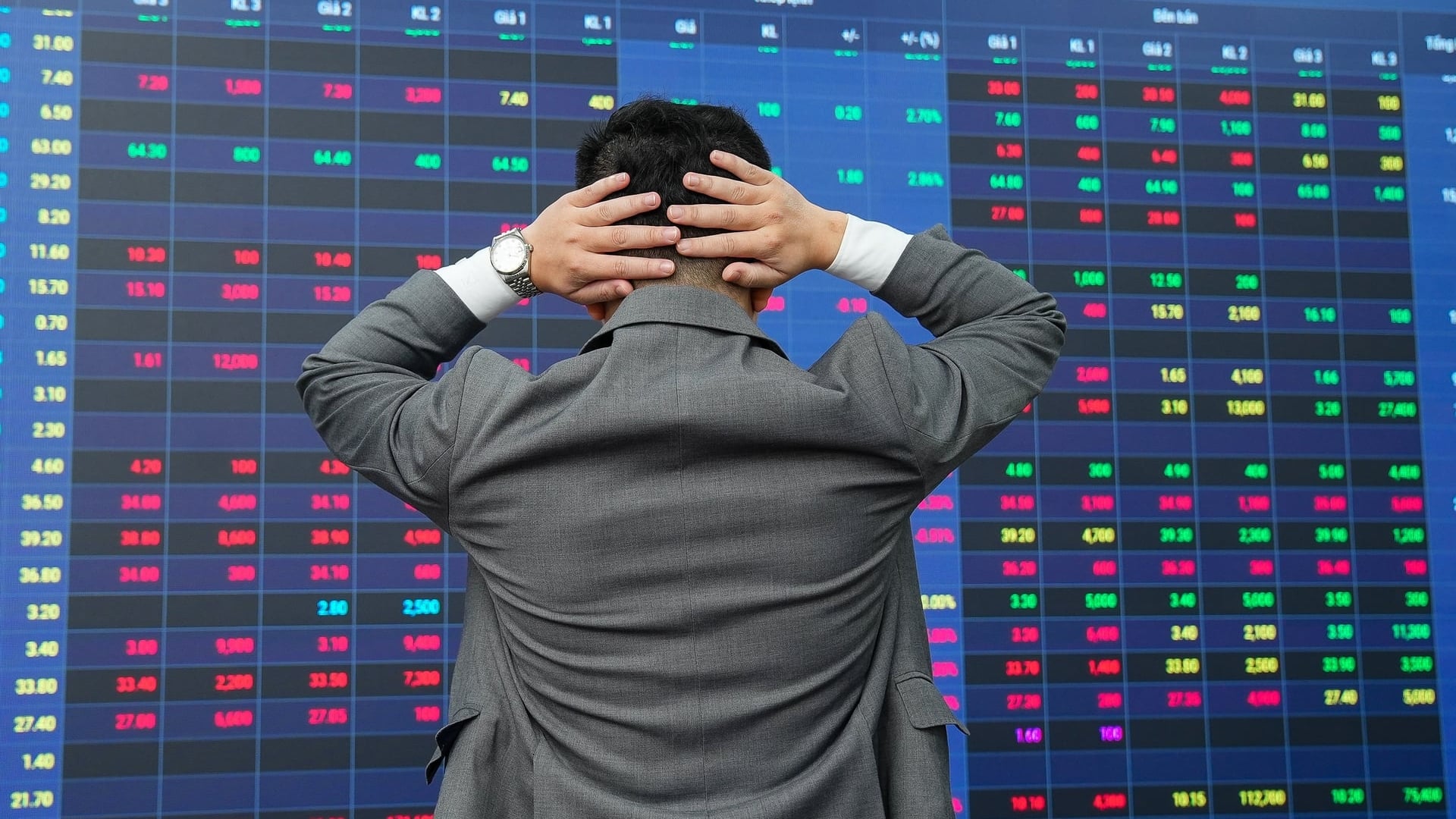 Nhà đầu tư bán tháo, VN-Index giảm kỷ lục hơn 100 điểm Nhà đầu tư bán tháo, VN-Index giảm kỷ lục hơn 100 điểm