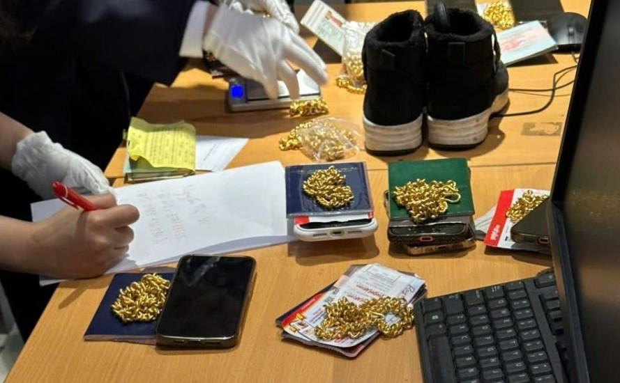 Van Chuyen Trai Phep Gan 7kg Vang Tu Han Quoc Ve Viet Nam Qua San Bay Cat Bi 3