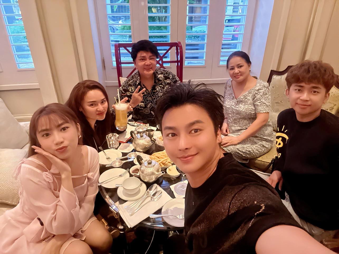 Vo Minh Lam Di An Chung Voi Gia Dinh Chau Ngoc Tien20260311142620 (3)