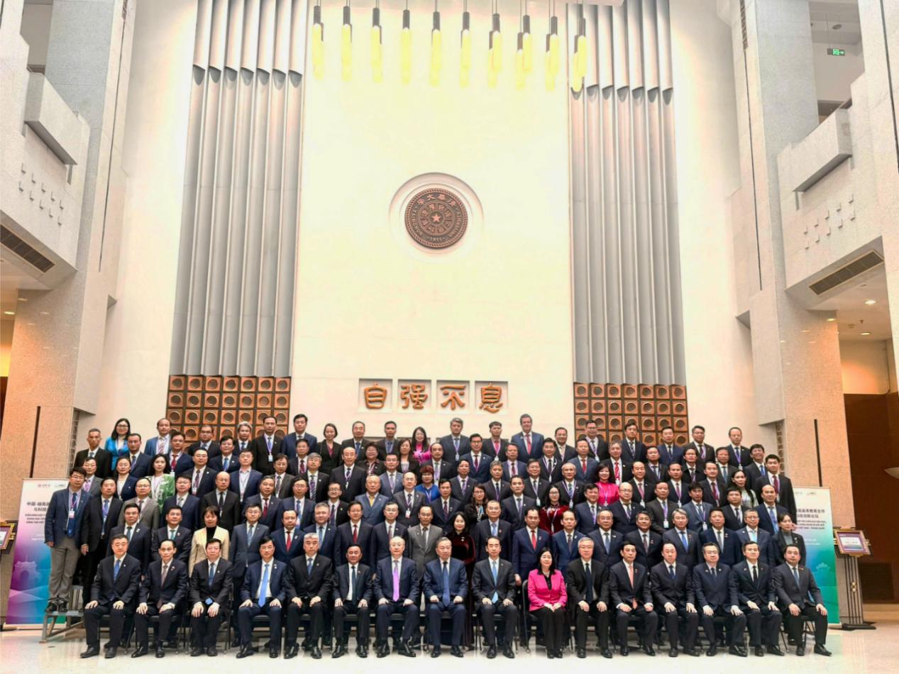 Tổng Bí Thư, Chủ Tịch Nước Tô Lâm Và đại Biểu Hai Nước Chụp Ảnh Chung