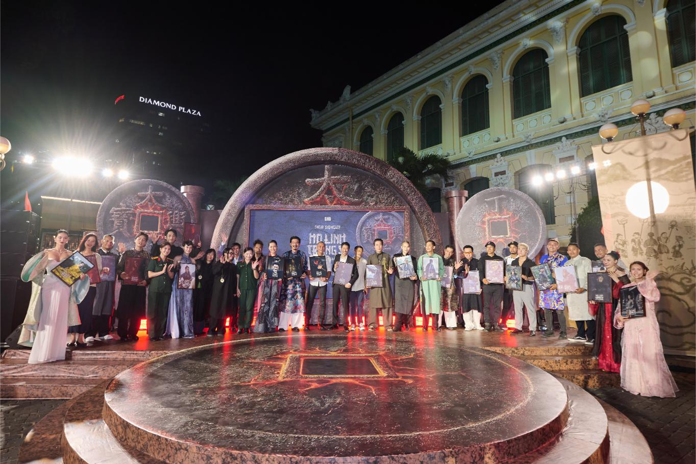 Cac Dien Vien Hao Hung Nhan Qua Khung Anh Ky Niem Cua Tung Vai Dien20260416154518 (3)