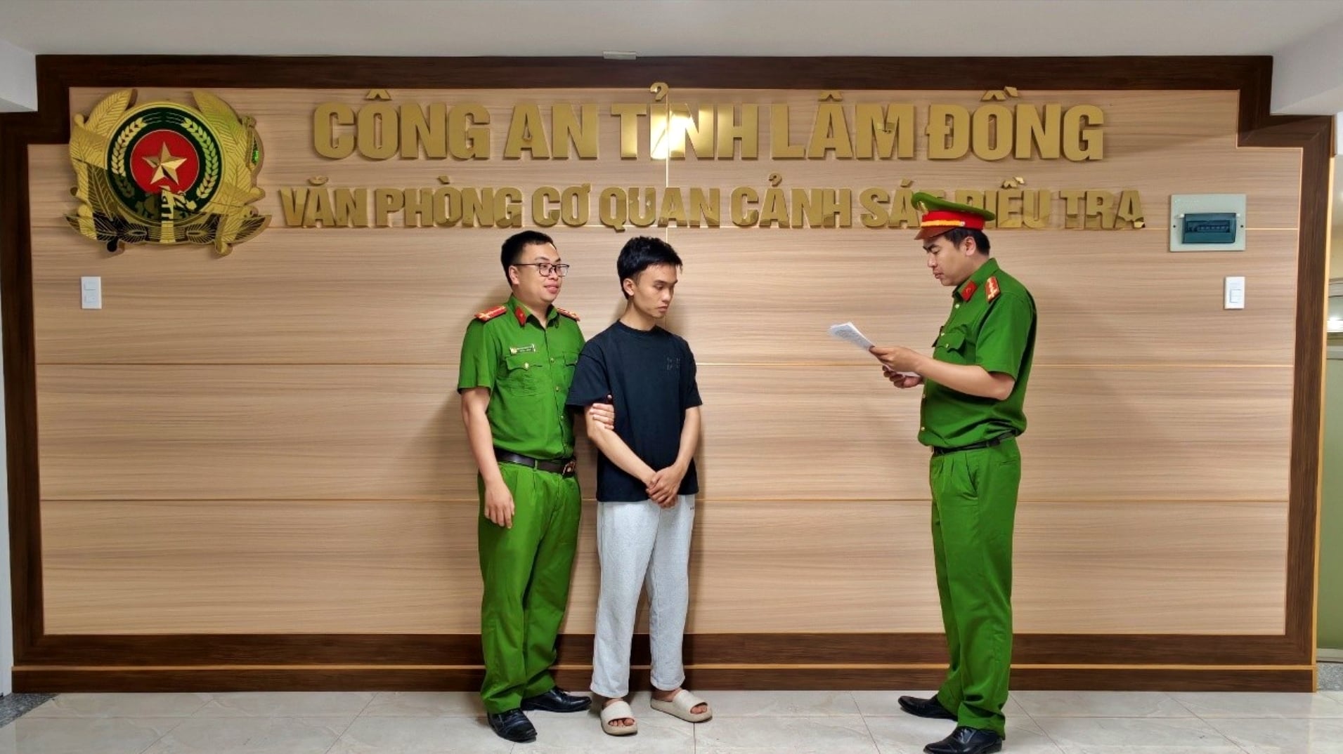 Muon Dien Thoai Khach Thao Tac Chuyen Vien Ngan Hang Chiem Doat 17 Ty Dong 1