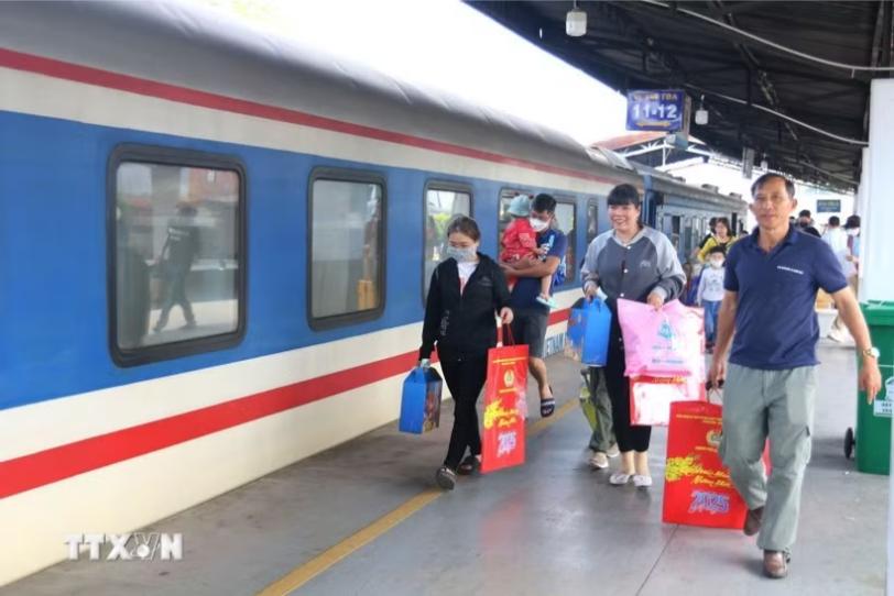 Tp Ho Chi Minh Tien Gia Dinh Cong Nhan Cac Khu Cong Nghiep Ve Que Don Tet 7825928