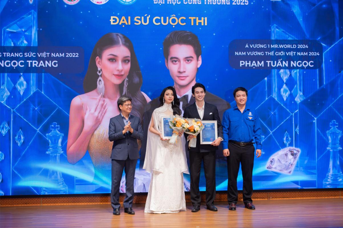 11 Đại Diện Btc Tặng Hoa Và Thư Cảm Ơn Hai đại Sứ Của Cuộc Thi Ảnh Michael Neo