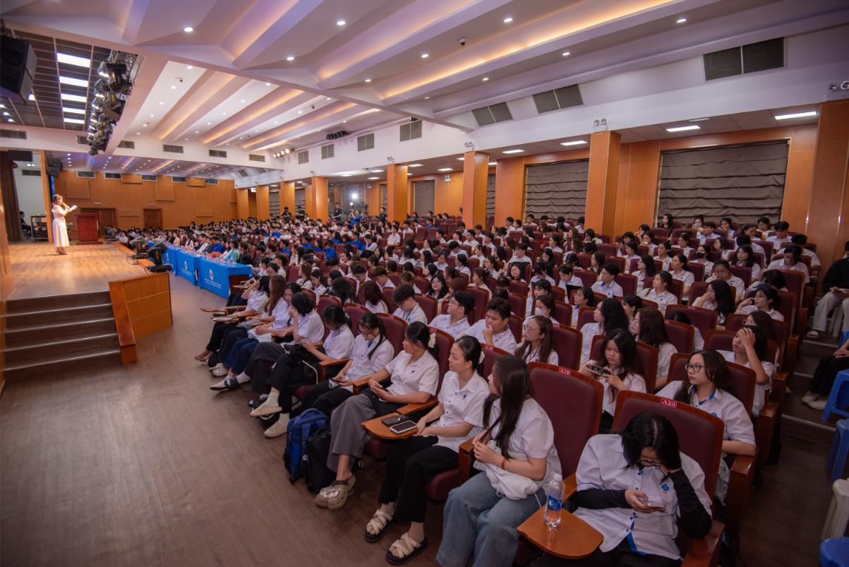 12 Sinh Viên Tham Dự Buổi Công Bố Cuộc Thi Ảnh Michael Neo