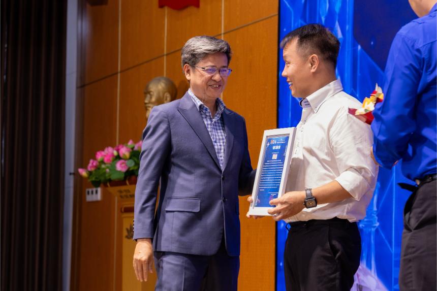 7 Phó Hiệu Trưởng Trường Đại Học Công Thương Tp.hcm Thái Doãn Thanh Tặng Thư Cảm Ơn Ntk Việt Hùng Ảnh Michael Neo