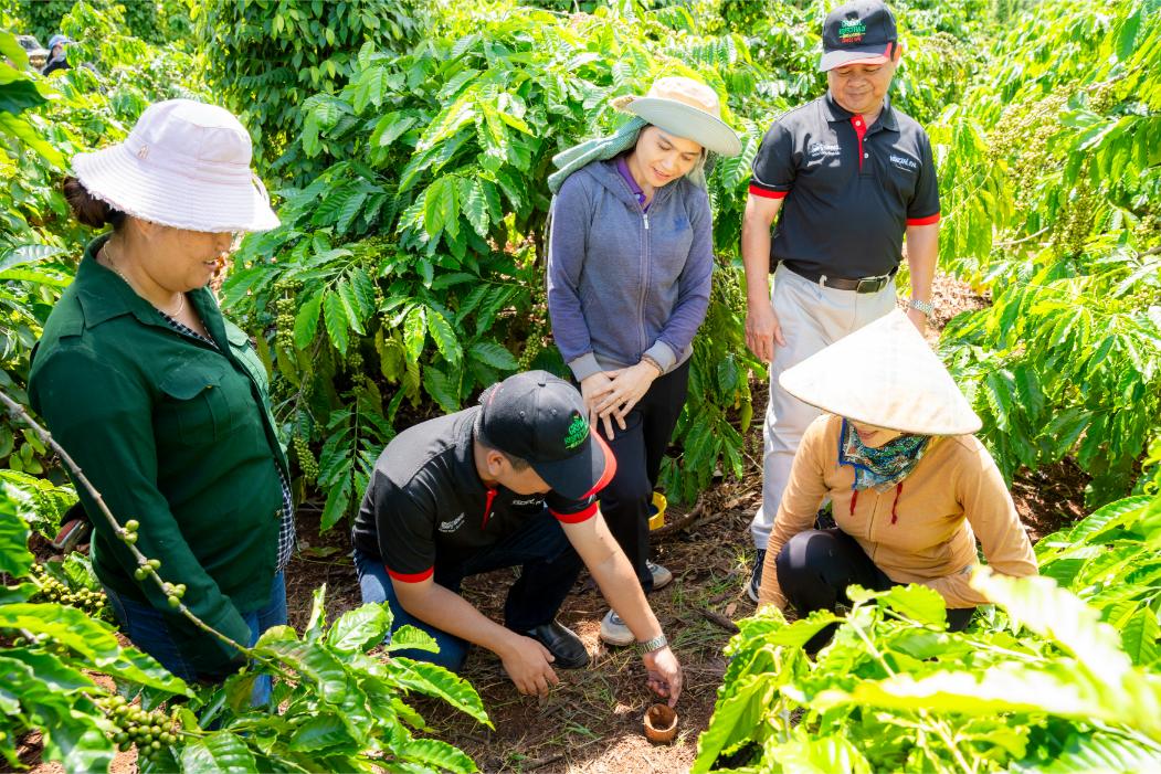 Cán Bộ Hỗ Trợ Nông Nghiệp Của Nestlé Việt Nam Hướng Dẫn Nông Dân Trồng Cà Phê Thực Hành Canh Tác Nông Nghiệp Tái Sinh (2)