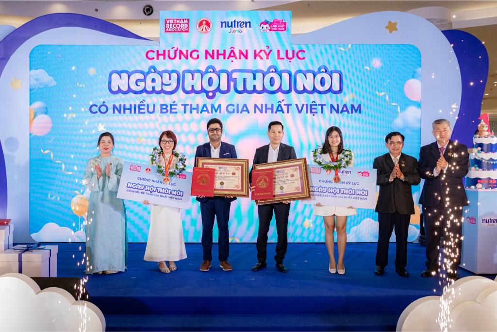 Tổ Chức Kỷ Lục Việt Nam (vietkings) đã Trao Chứng Nhận Xác Lập Ngày Hội Thôi Nôi Có Số Lượng Trẻ Tham Dự Lớn Nhất Tại Việt Nam Là 680 Em Bé Tham Gia Cho Nestlé