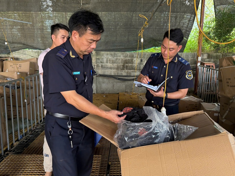 Hai Quan Lien Tiep Phat Hien Nhieu Lo Hang Nhai Nike Adidas 2