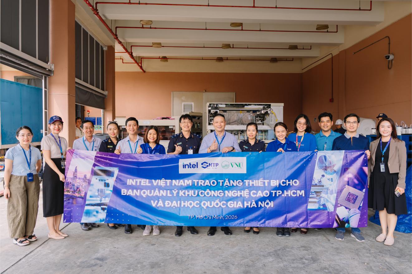 Intel Vietnam Trao Tang Thiet Bi Ban Dan 01