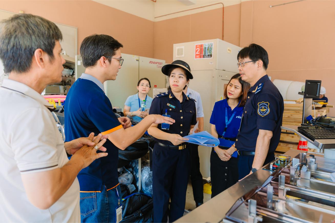 Intel Vietnam Trao Tang Thiet Bi Ban Dan 02