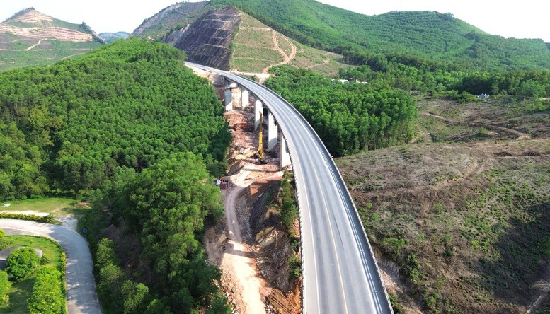 Tam Dung Luu Thong Tren Cao Toc Cam Lo La Son Vao Ban Dem 1