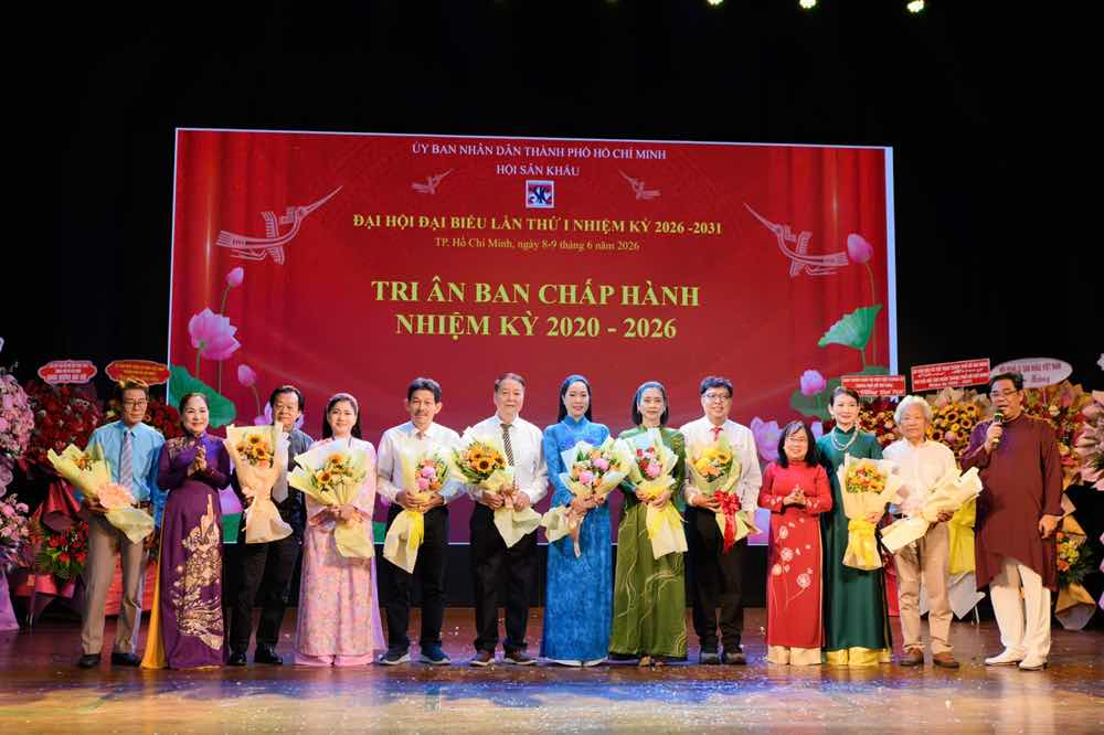 1z.230.nsnd Trinh Kim Chi Dac Cu Chu Tich Hoi San Khau Tphcm Truyen Thong Spotlight Vietnam 10