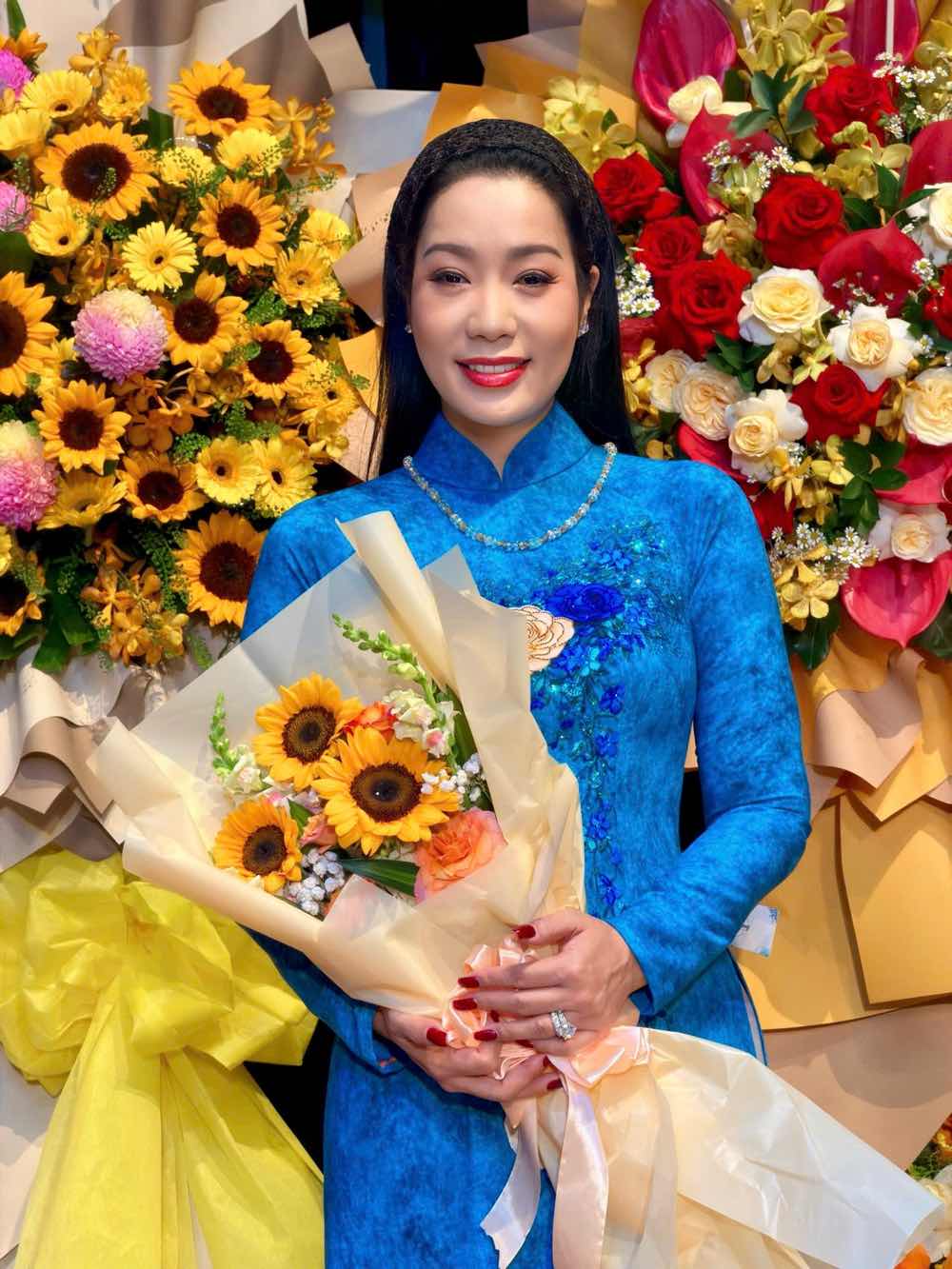 1z.230.nsnd Trinh Kim Chi Dac Cu Chu Tich Hoi San Khau Tphcm Truyen Thong Spotlight Vietnam 7