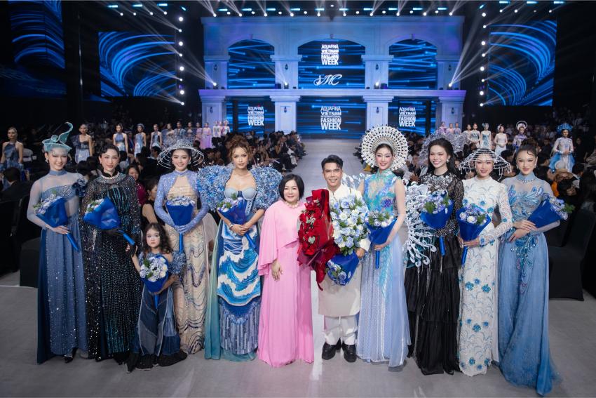 4. Madame Trang Lê Trao Hoa Chúc Mừng Ntk Đặng Trọng Minh Châu Khép Lại Show Diễn Thành Công