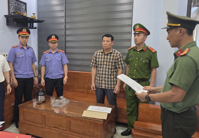 Bat Tam Giam Hieu Truong Ep Giao Vien Hop Dong Chung Chi De Duoc Dung Lop 1