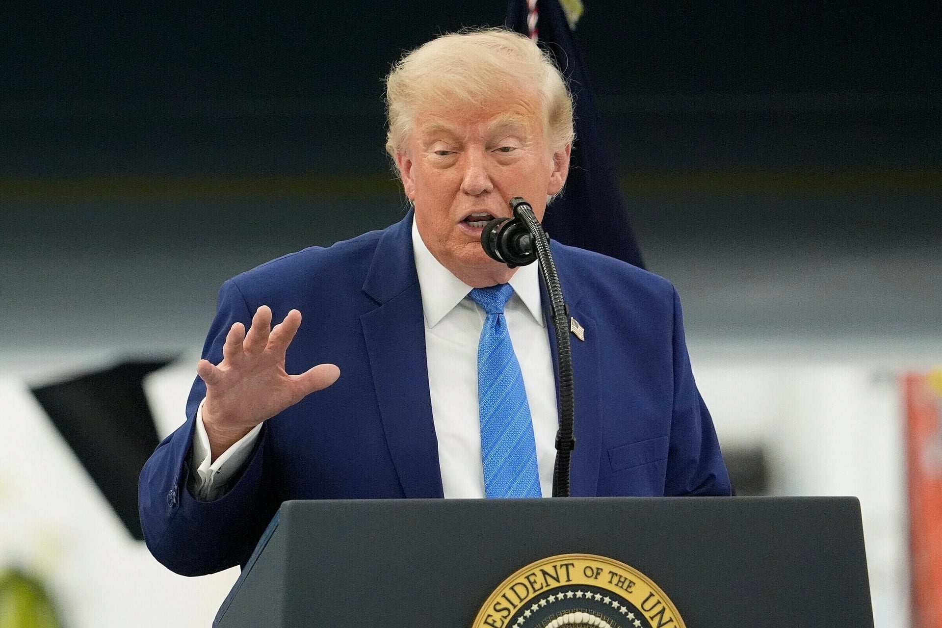 Ong Trump Canh Bao Danh Thue 100 Neu Chau Au Ap Thue Dich Vu So 1