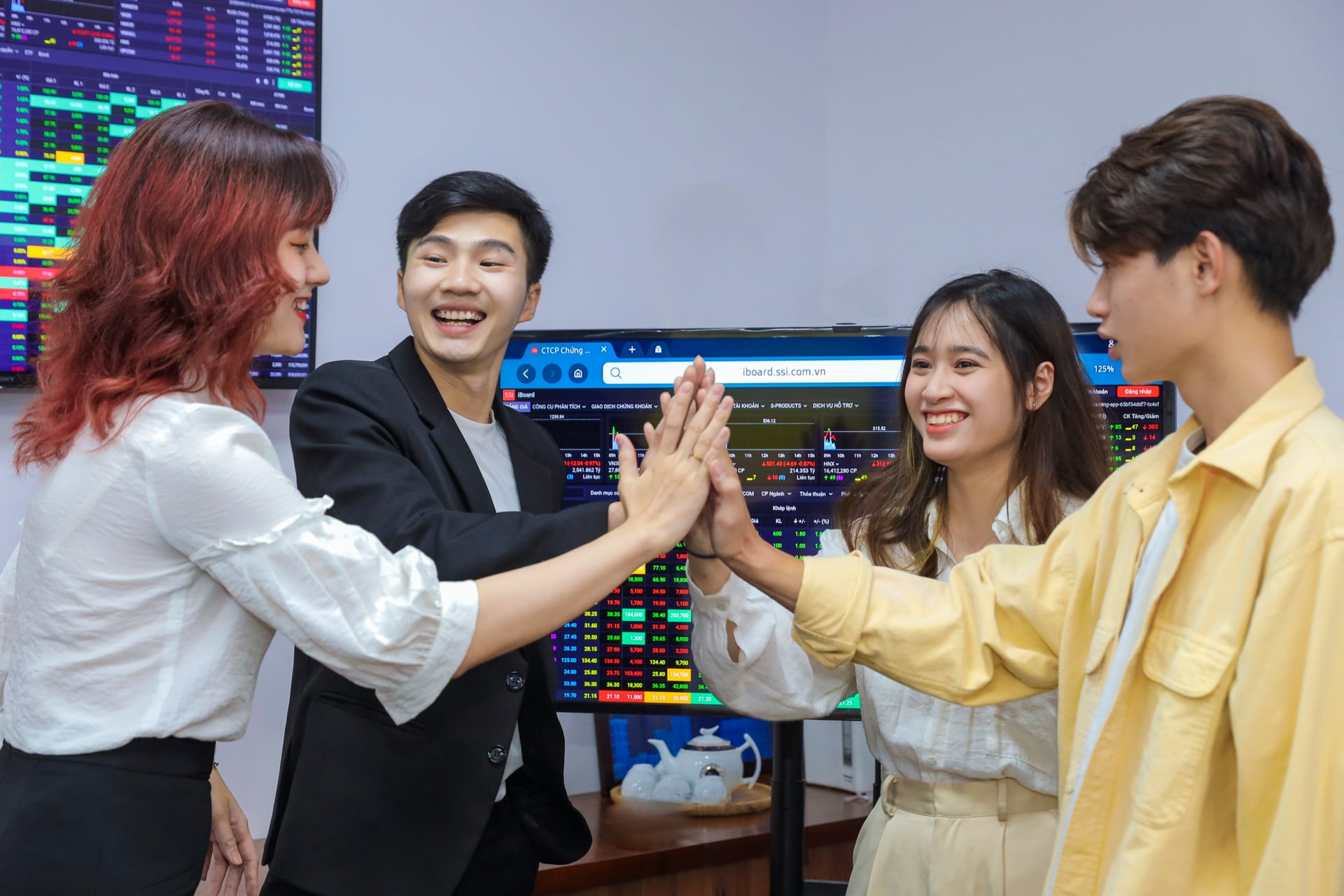 Thị trường rực lửa, VN-Index vẫn tăng vọt nhờ bộ ba cổ phiếu 'họ Vin' Thị trường rực lửa, VN-Index vẫn tăng vọt nhờ bộ ba cổ phiếu 'họ Vin'