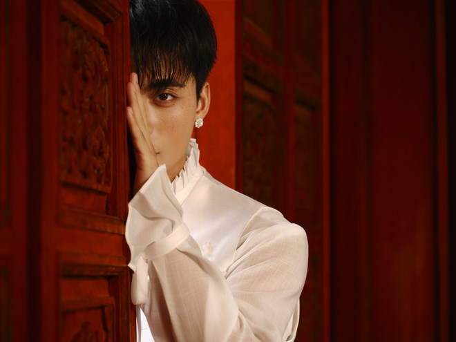 Từ quạt giấy, cánh diều đến sành sứ Huế: Thế giới thời trang rất Việt trong MV của MONO Từ quạt giấy, cánh diều đến sành sứ Huế: Thế giới thời trang rất Việt trong MV của MONO