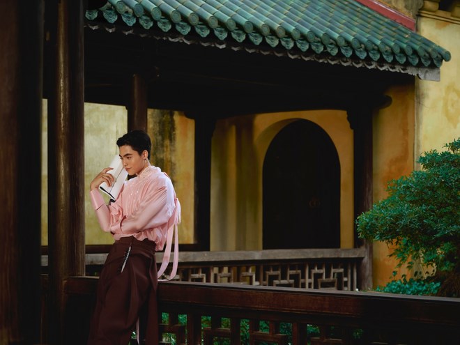 Từ quạt giấy, cánh diều đến sành sứ Huế: Thế giới thời trang rất Việt trong MV của MONO Từ quạt giấy, cánh diều đến sành sứ Huế: Thế giới thời trang rất Việt trong MV của MONO