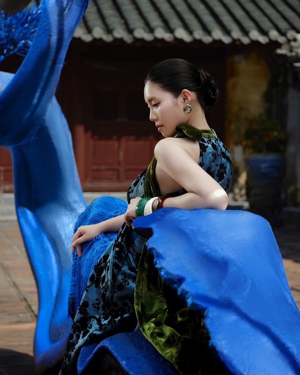 Từ quạt giấy, cánh diều đến sành sứ Huế: Thế giới thời trang rất Việt trong MV của MONO Từ quạt giấy, cánh diều đến sành sứ Huế: Thế giới thời trang rất Việt trong MV của MONO