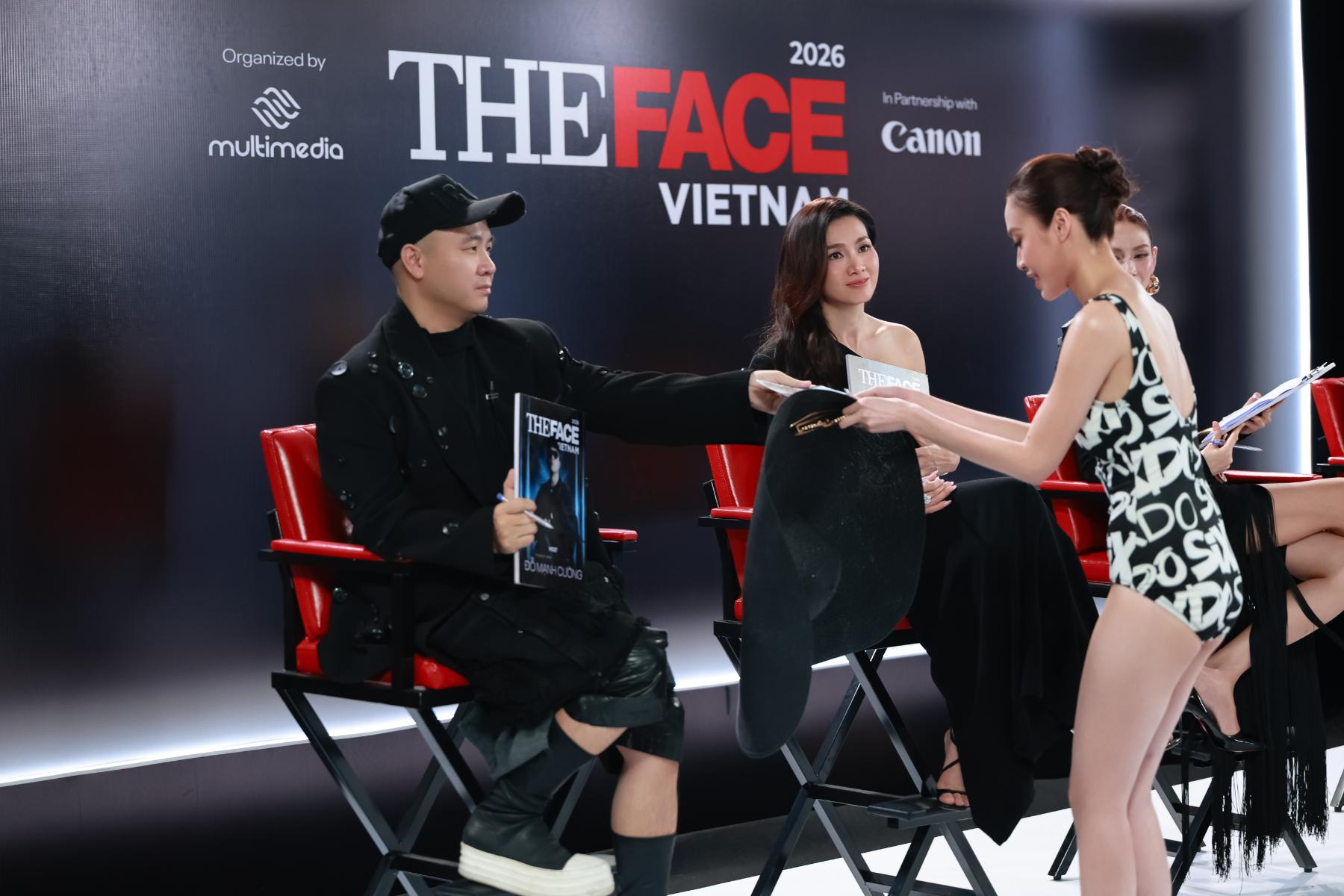 4. Host Đỗ Mạnh Cường Trao Tấm Vé đi Tiếp Cho Thí Sinh Ánh Vy Tại Vòng Thi Catwalk Giấu Mặt