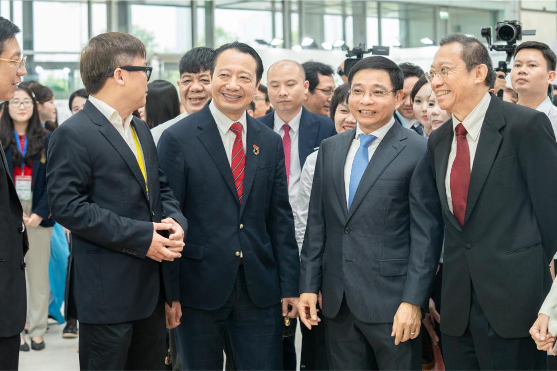 Phó Thủ Tướng Nguyễn Văn Thắng Và Phó Chủ Tịch Vcci Nguyễn Quang Vinh Thăm Gian Hàng Trưng Bày Của Sabeco Tại Diễn đàn (1) (1)