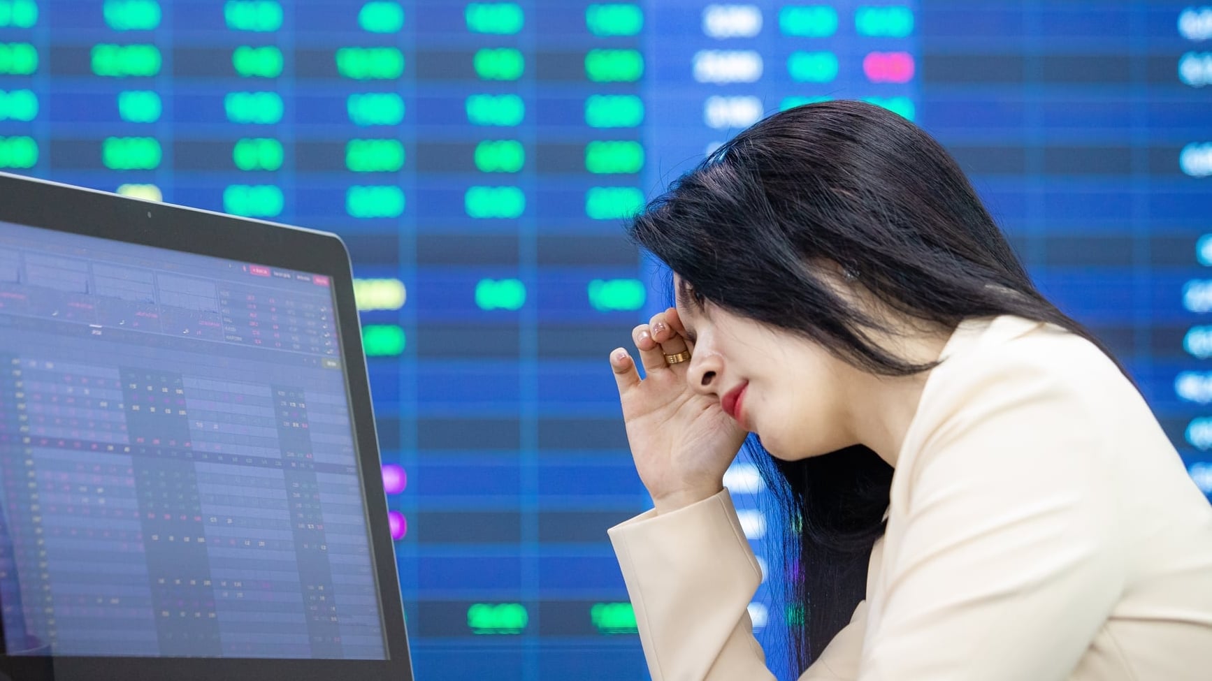Cổ phiếu PNJ tiếp tục nằm sàn, bluechips kéo VN-Index giảm mạnh Cổ phiếu PNJ tiếp tục nằm sàn, bluechips kéo VN-Index giảm mạnh