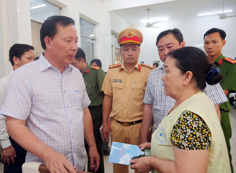 Lanh Dao Tp Dong Nai Tham Hoi Ho Tro Cac Nan Nhan Vu Chay Xe Khach Khien 7 Nguoi Tu Vong 1