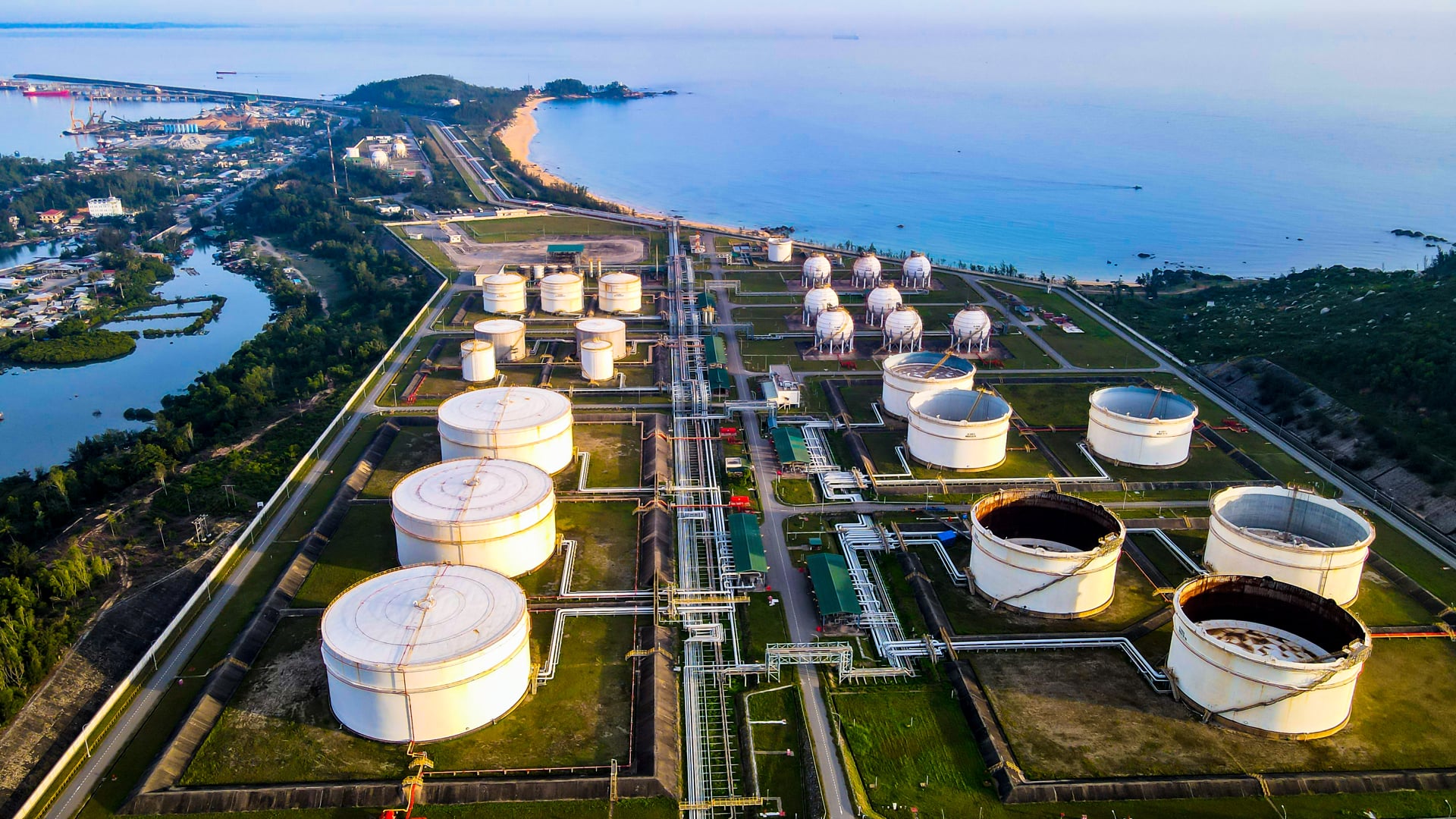 Nửa đầu năm 2026, doanh nghiệp dầu khí đồng loạt báo lãi lớn Nửa đầu năm 2026, doanh nghiệp dầu khí đồng loạt báo lãi lớn
