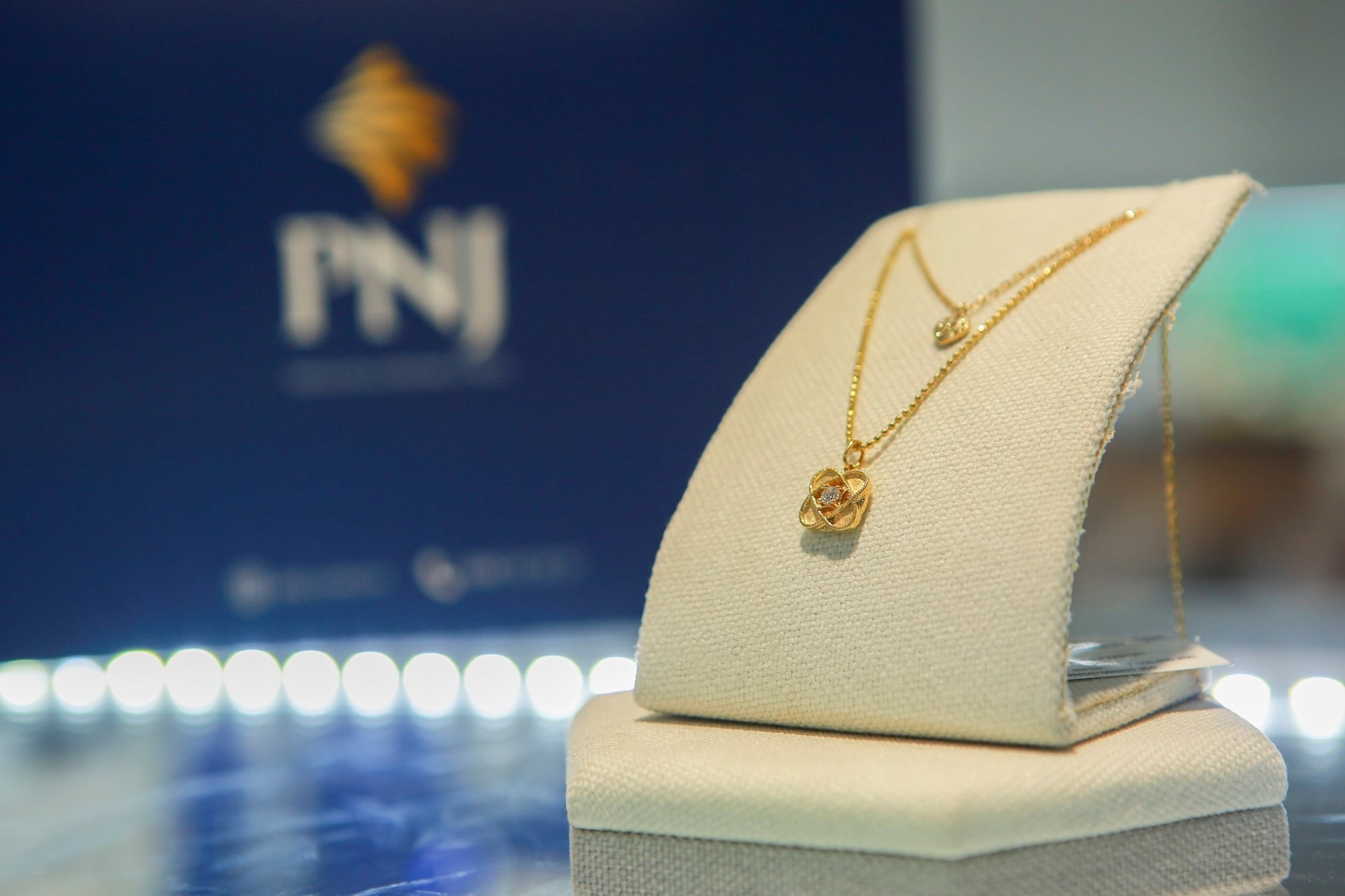 PNJ tiếp tục bị bán tháo: 'Chất sàn' gần 16 triệu cổ phiếu, vốn hóa bốc hơi quá một nửa PNJ tiếp tục bị bán tháo: 'Chất sàn' gần 16 triệu cổ phiếu, vốn hóa bốc hơi quá một nửa