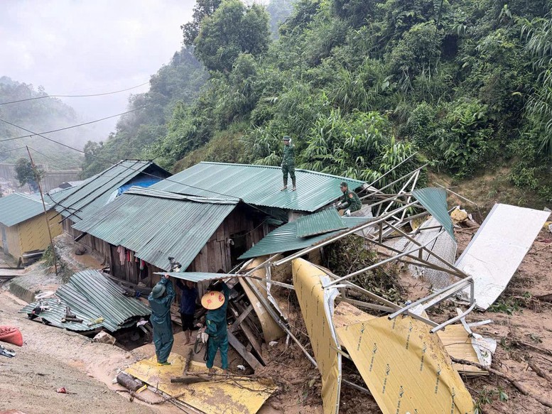 San Sang Luc Luong Phuong Tien Ung Pho Voi Mua Lon Lu Lut Sat Lo Dat 1