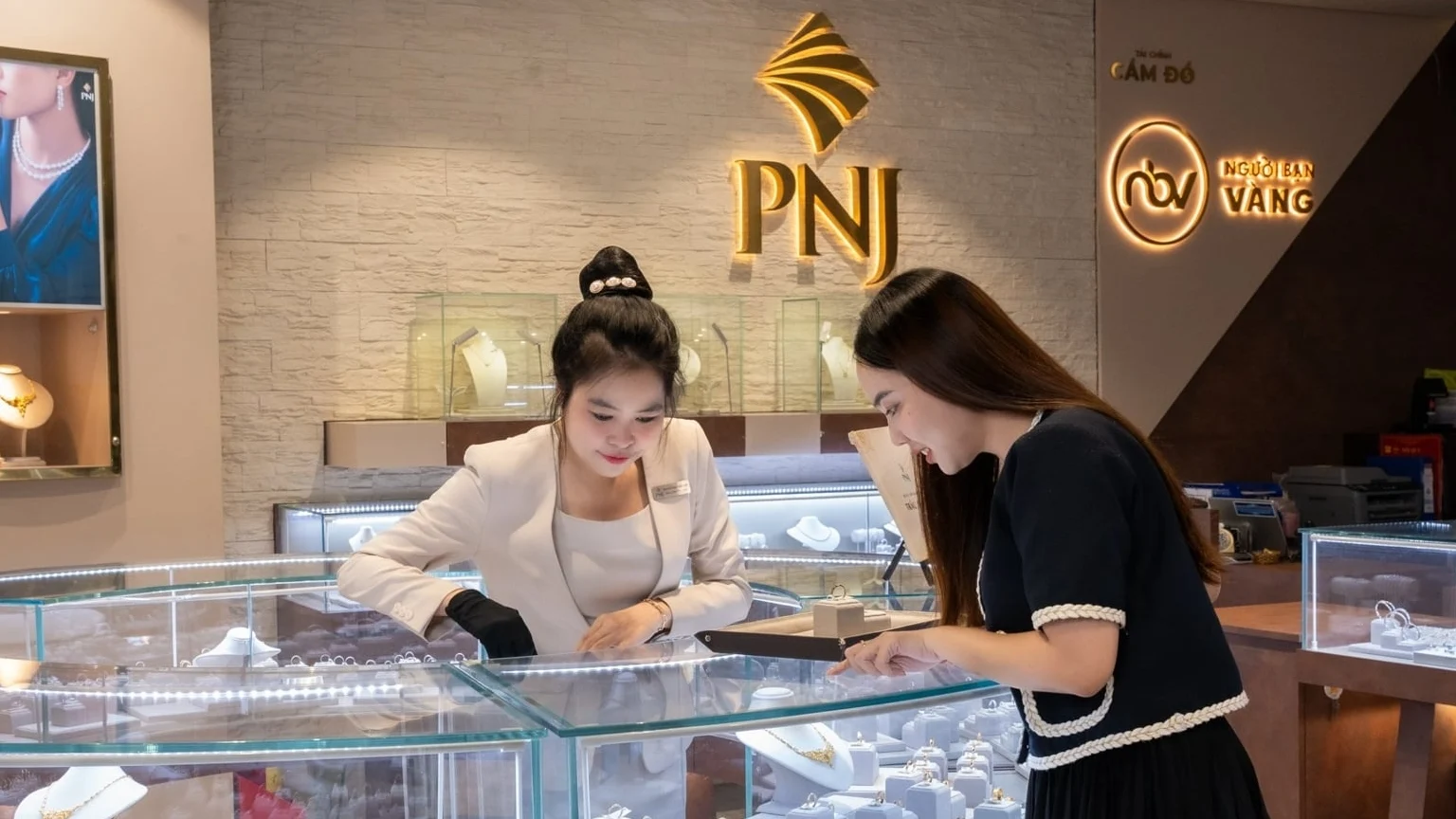 Xa Hon 3 Trieu Co Phieu Nhom Vinacapital Thao Chay Khoi Pnj