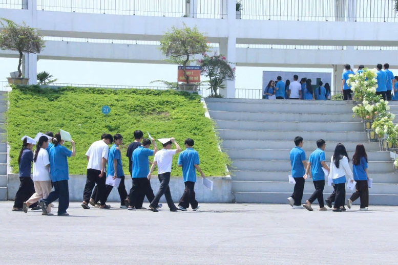 323 Thi Sinh Lam Thu Tuc Thi Lai Tai Truong Thpt Chuyen Tuyen Quang 1