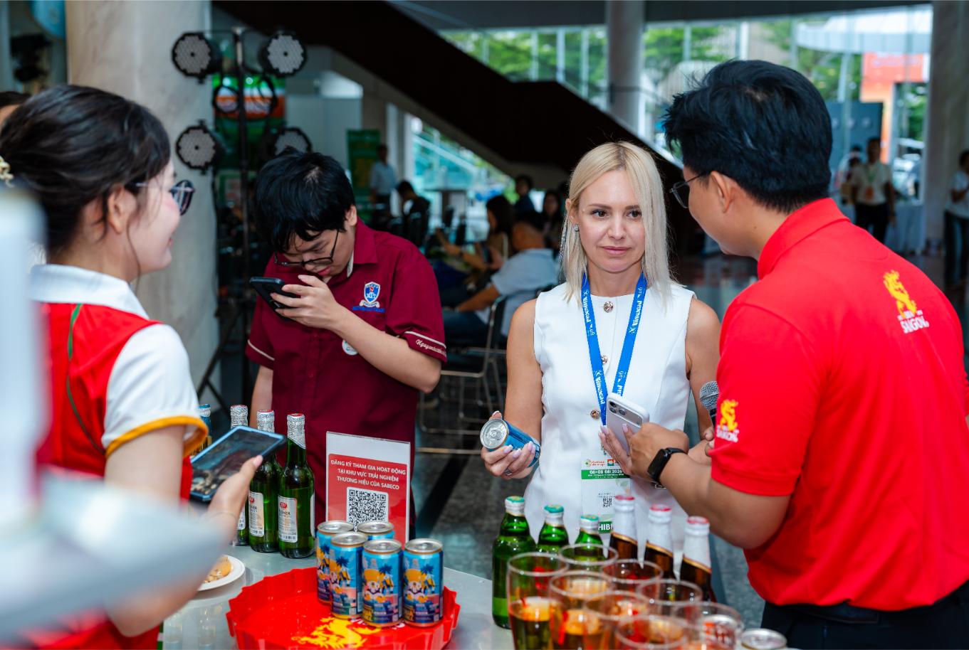 Gian Hang Trung Bay San Pham Cua Sabeco Tai Trien Lam Quoc Te Vietfood Beverage Propack Vietnam 2026 Thu Hut Nhieu Khach Tham Quan 1 2