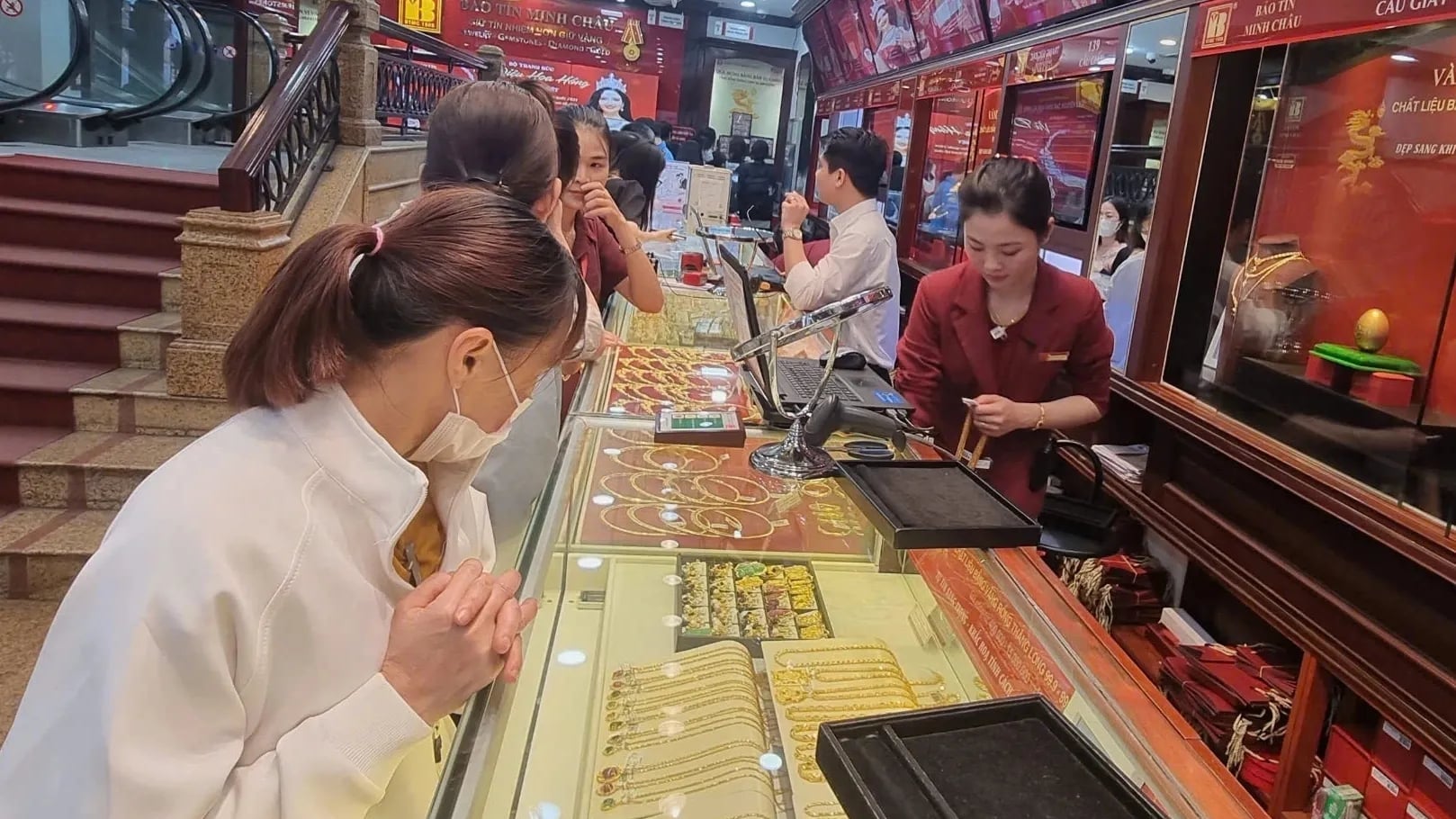 Chuyển thông tin sang Bộ Công an với 7 cá nhân bán vàng không rõ nguồn gốc hơn 2.000 tỷ Chuyển thông tin sang Bộ Công an với 7 cá nhân bán vàng không rõ nguồn gốc hơn 2.000 tỷ