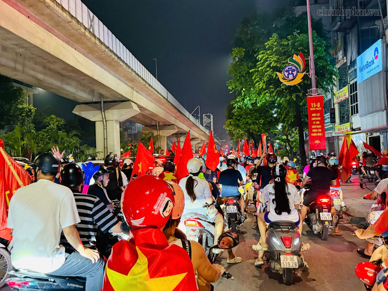 Co Dong Vien Han Hoan Xuong Duong Mung Chien Thang Cua Doi Tuyen Viet Nam 12