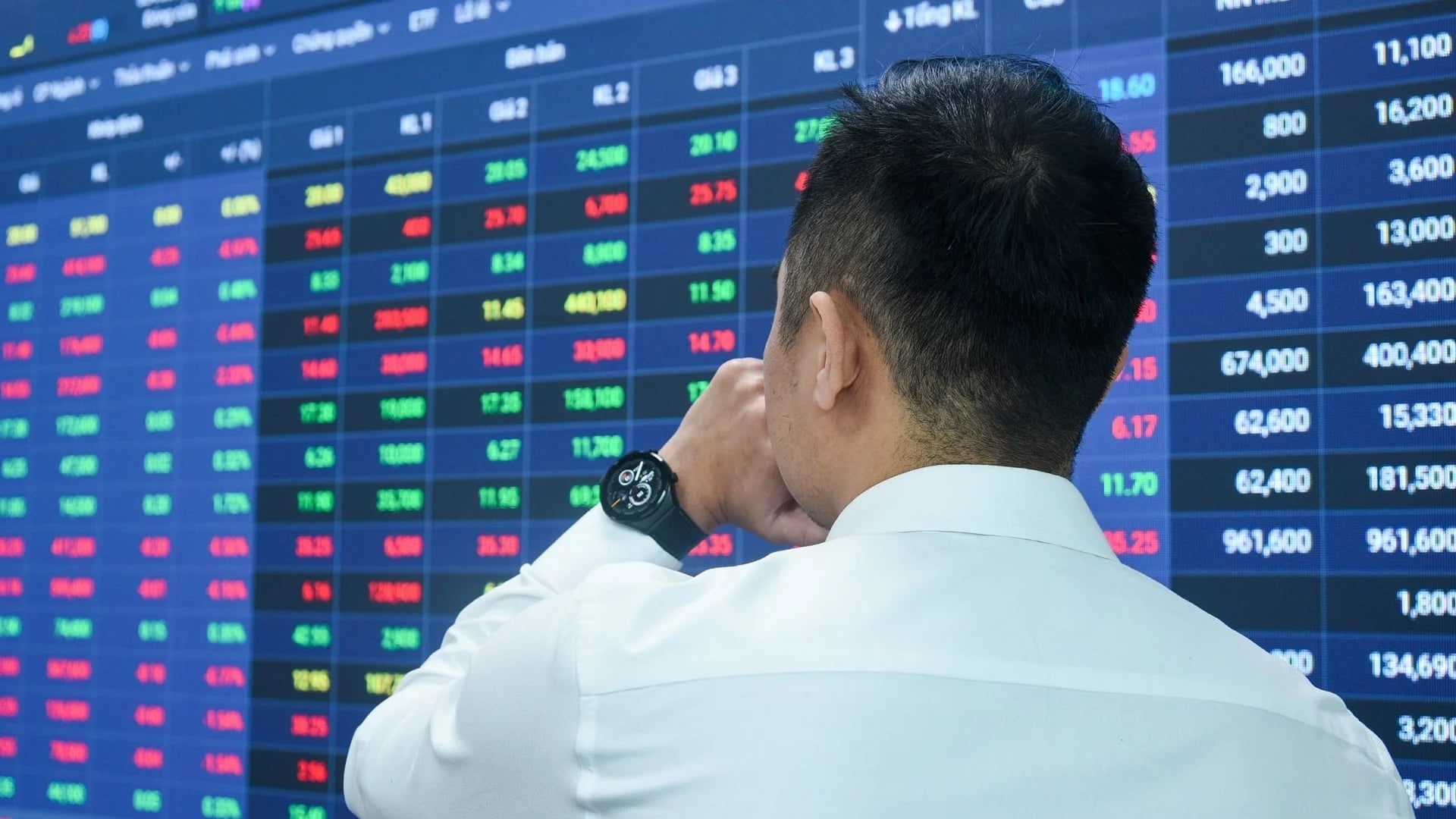 Khoi Ngoai Quay Lai Ban Rong Hon 300 Ty Dong Vn Index Giam Gan 9 Diem 1