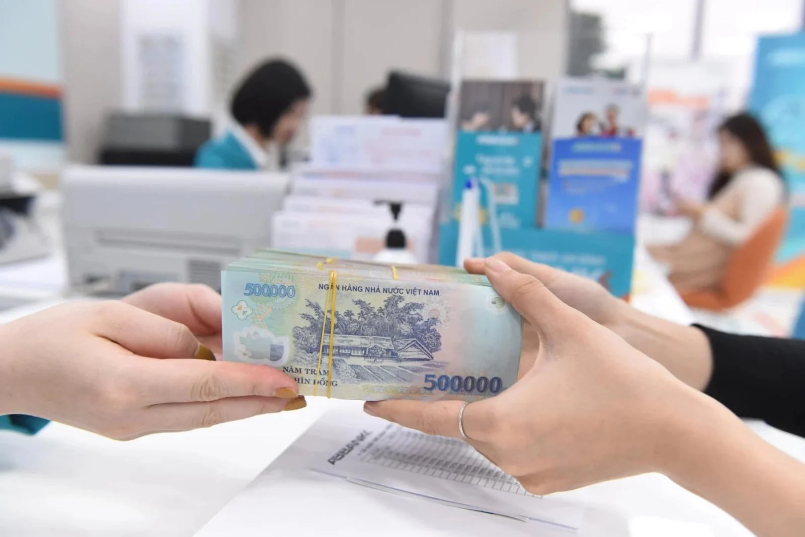 Tiền gửi của người dân vào ngân hàng lần đầu vượt 11 triệu tỷ đồng Tiền gửi của người dân vào ngân hàng lần đầu vượt 11 triệu tỷ đồng